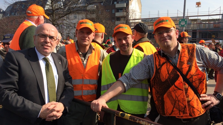 Walter Kern und die Kalletaler Jäger Andreas Hankemeier, Michael Kordhanke und Jobst Brandt bei der Demo in Düsseldorf. 150319_jagdhornklaengeinduesseldorf_img_0183