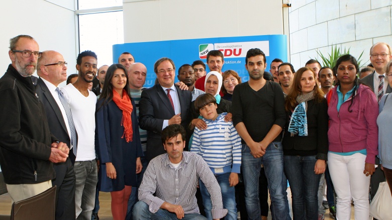 Wolfgang Patzelt, Walter Kern (von links) und die aus Lippe angereisten Flüchtlinge im Gespräch mit Armin Laschet (8. von links). 150930_guterschrittinpolitischerbildung