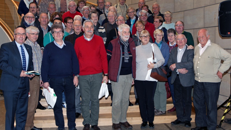Walter Kern (links) empfängt politisch interessierte Lipper im Landtag. 160129_landtagduesseldorf_walterkernmitbesuchergruppe