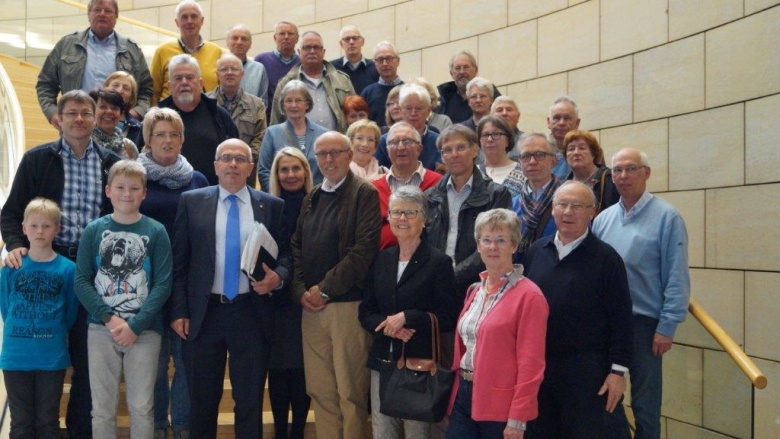 Die Besuchergruppe aus Lippe diskutierte mit MdL Walter Kern (3. von links) über Familienpolitik. 160422_familieistmodellvonmorgen_dsc00199