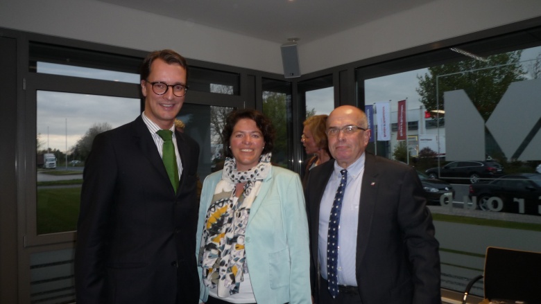 Fordern gemeinsam Wachstumsimpulse für die Wirtschaft in NRW: Die Landtagsabgeordneten Walter Kern und Hendrik Wüst mit CDU-Chefin Kerstin Vieregge (v. links). 160429_jahresempfang_nrwbrauchtwachstum