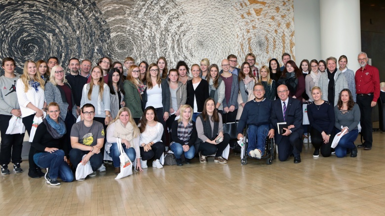 Walter Kern (vorne, 3. v. rechts) freut sich über das Interesse der „Go K.A.Li.“-Auszubildenden und ihrer Betreuer Werner Günzel, Franziska Lehbrink, Heike Bollhöfer (hinten, von rechts) sowie Lisa Stöhr (vorne links). 161006_gokalibeiwalterkern_01