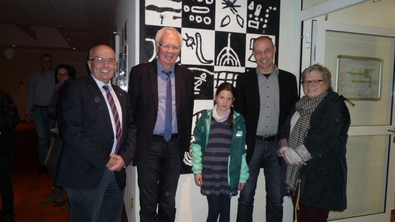 Auch Marianne Ulbrich (Verein „Freunde der Stiftung Eben-Ezer“) und Dr. Bartolt Haase (Vorstand Eben-Ezer) mit seiner Tochter Luisa wollten von Professor Dr. Rainer Dollase und Walter Kern, MdL (von rechts) wissen, was Kinder und Familie brauchen. 161119_neugieraufdasperlendemineralwasser_kerndollase
