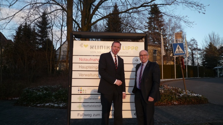Dr. Johannes Hütte und Walter Kern, MdL, (v. links) haben die Sicherung der medizinischen Versorgung in Lippe im Fokus. 170126_dauerthemahausaerztenachwuchs