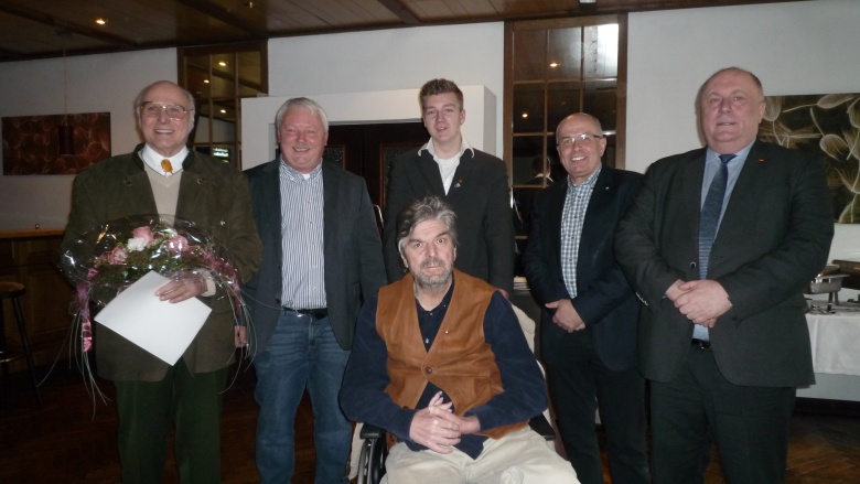Wolfgang Pape (vorn) und Heinrich Hankemeier (links) werden für ihr Engagement in der CDU geehrt. Heinrich Zertik MdB, Walter Kern MdL, Jonas Pape und Volker Preuß gratulieren (stehend, v. rechts). 170129_vorwaertsgangfuernrw