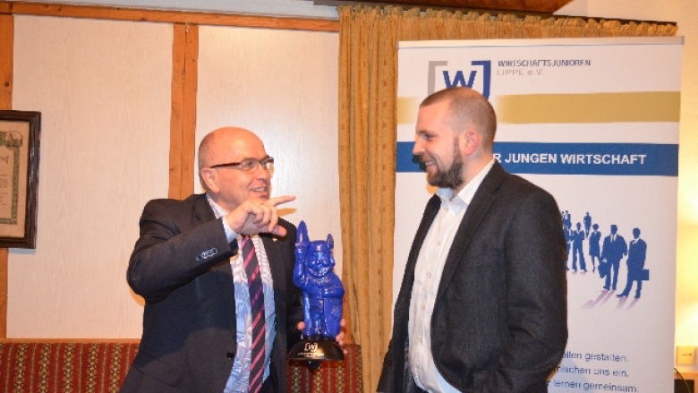 Vincent Sander von den Wirtschaftsjunioren Lippe dankt Walter Kern MdL für den Austausch. 170221_wjlippe_dsc_7806