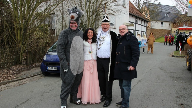 Balu, Prinzessin Andrea und Prinz Rolf mit Walter Kern MdL beim Karnevalsumzug in Kalldorf 170225_kalledonien2017_1702img-20170305-wa0003