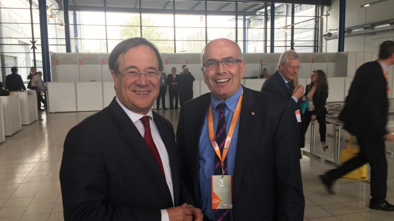 Armin Laschet (links), CDU-Spitzenkandidat und -Fraktionschef im Landtag, mit Walter Kern 170401_parteitagmuenster_img_4039