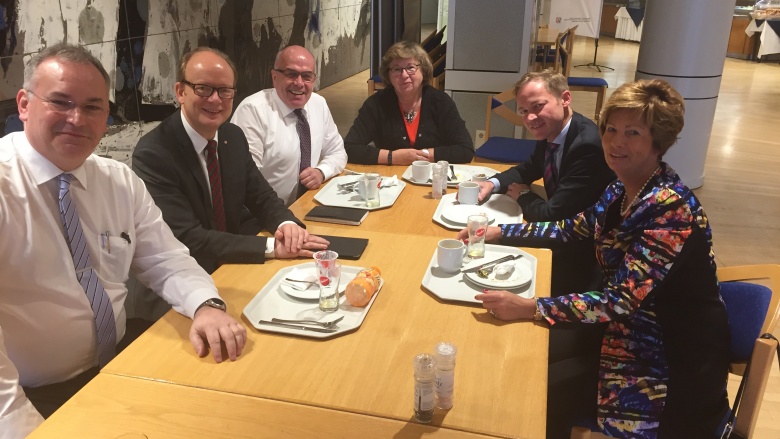 Die OWL-Abgeordneten in der CDU-Landtagsfraktion starten mit dem gemeinsamen Frühstück in den Plenaralltag. 170407_owl-mdl-fruehstueck_img_4082