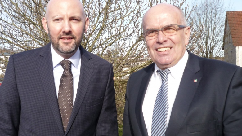 Bleiben im Gespräch: Henning Matthes von Jobcenter Lippe (links) und Walter Kern MdL