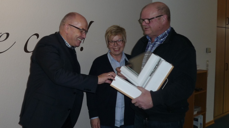Tischlermeister Wolfgang Wollbrink und seine Frau Bärbel zeigen Walter Kern (v. rechts) aktuelle Sicherheitstechnik am Fenstermodell. zuhausesicherdankpolizeiundtischler_pm_walterkernmdl_p1080938